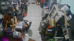 黑客破解摄像头监控偷拍 电脑维修店内夫妻口爆啪啪 超刺激！ 截图8