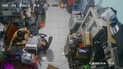黑客破解摄像头监控偷拍 电脑维修店内夫妻口爆啪啪 超刺激！ 截图9