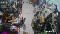 黑客破解摄像头监控偷拍 电脑维修店内夫妻口爆啪啪 超刺激！ 截图10