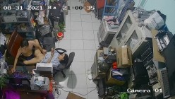 黑客破解摄像头监控偷拍 电脑维修店内夫妻口爆啪啪 超刺激！ 截图12