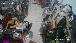 黑客破解摄像头监控偷拍 电脑维修店内夫妻口爆啪啪 超刺激！ 截图13