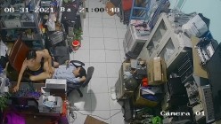 黑客破解摄像头监控偷拍 电脑维修店内夫妻口爆啪啪 超刺激！ 截图14