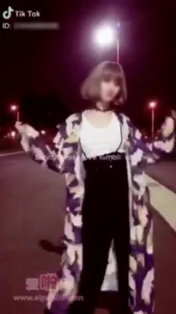 【网曝门事件】抖音小视频上的那些疯狂羞羞事 续篇 各种不雅小视频发骚爆奶等合集 让你一次爽到射 笑到尿 截图3
