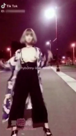 【网曝门事件】抖音小视频上的那些疯狂羞羞事 续篇 各种不雅小视频发骚爆奶等合集 让你一次爽到射 笑到尿 截图4