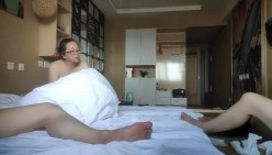 今天双飞良家熟女，【91论坛着名圈主张总】，尼玛，这加起来年纪过百了，大哥玩得真是刺激 截图12
