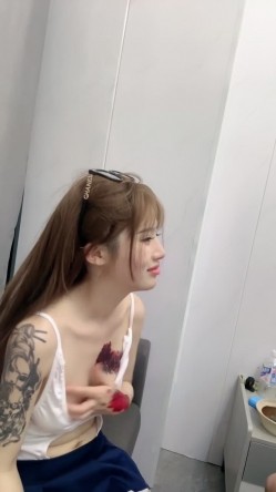 【想到你我就湿】绝美纹身女神握住大屌口交爆操 上次刮过毛现在张出来一点点，换了个妆容差点没认出来 截图10
