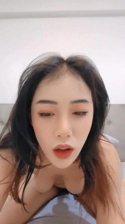 少妇的最爱是大黄瓜，比较有韵味的少妇全程露脸发骚，揉奶玩逼看特写，大粗黄瓜不停摩擦骚穴阴蒂，浪叫不止 截图3