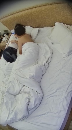 情趣酒店 昨天的极品肤白貌美大长腿邻家系大美女 今天睡醒后又被男人操了 女上后入都用上了 好爱 截图6