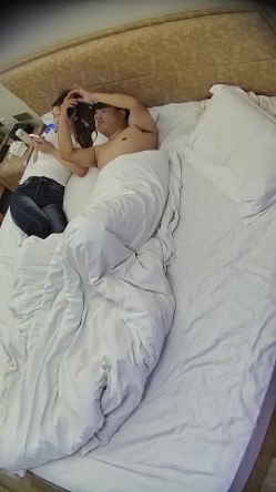 情趣酒店 昨天的极品肤白貌美大长腿邻家系大美女 今天睡醒后又被男人操了 女上后入都用上了 好爱 截图9
