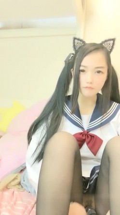 高颜值学生制服双马尾【小皱菊】开裆黑丝大黑牛自慰，头部插入震动自摸高潮出白浆，呻吟娇喘非常诱人 截图1