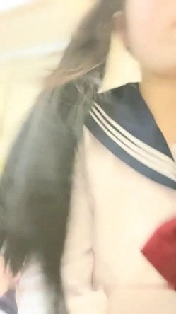 高颜值学生制服双马尾【小皱菊】开裆黑丝大黑牛自慰，头部插入震动自摸高潮出白浆，呻吟娇喘非常诱人 截图2