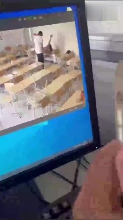 【网曝门事件】烟台黄金职业学院大瓜流出，情侣在教室课桌上大玩性爱，先舔后干激情四射，辣眼睛啊 截图1