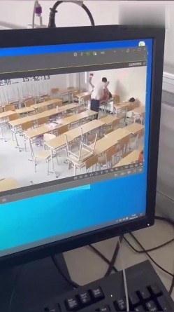 【网曝门事件】烟台黄金职业学院大瓜流出，情侣在教室课桌上大玩性爱，先舔后干激情四射，辣眼睛啊 截图2