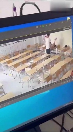 【网曝门事件】烟台黄金职业学院大瓜流出，情侣在教室课桌上大玩性爱，先舔后干激情四射，辣眼睛啊 截图3