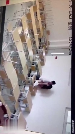 【网曝门事件】烟台黄金职业学院大瓜流出，情侣在教室课桌上大玩性爱，先舔后干激情四射，辣眼睛啊 截图5