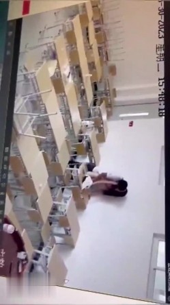 【网曝门事件】烟台黄金职业学院大瓜流出，情侣在教室课桌上大玩性爱，先舔后干激情四射，辣眼睛啊 截图6