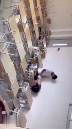 【网曝门事件】烟台黄金职业学院大瓜流出，情侣在教室课桌上大玩性爱，先舔后干激情四射，辣眼睛啊 截图8