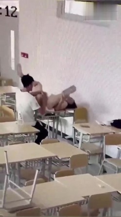 【网曝门事件】烟台黄金职业学院大瓜流出，情侣在教室课桌上大玩性爱，先舔后干激情四射，辣眼睛啊 截图9