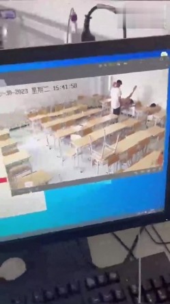 【网曝门事件】烟台黄金职业学院大瓜流出，情侣在教室课桌上大玩性爱，先舔后干激情四射，辣眼睛啊 截图10