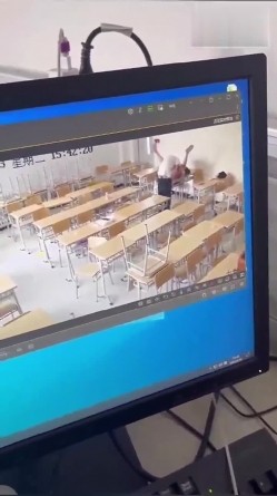 【网曝门事件】烟台黄金职业学院大瓜流出，情侣在教室课桌上大玩性爱，先舔后干激情四射，辣眼睛啊 截图11