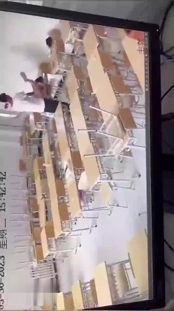 【网曝门事件】烟台黄金职业学院大瓜流出，情侣在教室课桌上大玩性爱，先舔后干激情四射，辣眼睛啊 截图12
