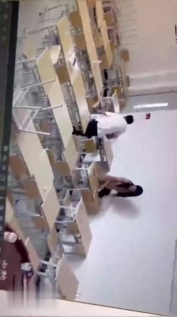 【网曝门事件】烟台黄金职业学院大瓜流出，情侣在教室课桌上大玩性爱，先舔后干激情四射，辣眼睛啊 截图13
