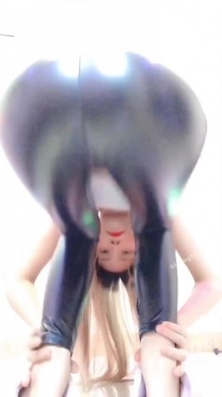 快手超美女神『燕儿nier 』大尺度私拍 全裸热舞主动翻开小穴配上嗨到爆的音乐超诱惑 截图1