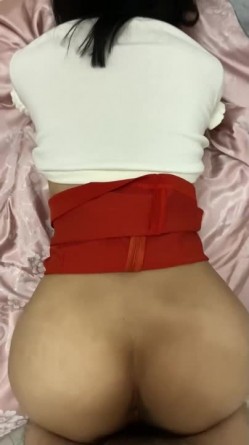 绿帽癖老公找单男艹爱妻 模特身材极品娇妻『短裙无内』淫妻福利 ，主动张开黑丝M腿 满嘴淫语呻吟不断！ 截图2