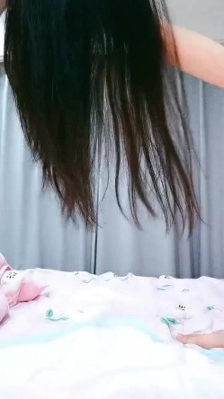 迷人的少妇露脸镜头前自慰骚穴 穿上性感的黑丝诱惑大哥 口交大鸡巴足交情趣 被大哥各种抽插浪叫好骚啊 截图3