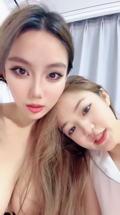 【新人试新货】让人垂涎三尺的极品御姐顶级魅魔太他妈骚了拉了闺蜜下海俩人轮流操到喷水掐脖子扇耳光脚踩脸 截图16