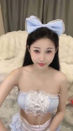 最新下海的大美女，人美，气质高~尤物~【小玉】这奶子无解了，太好看了，哪个男人看了不想摸两把 截图7