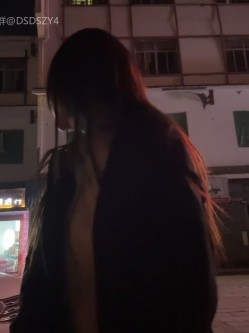 ️户外主播【qingqing-ss】高颜值长腿丝袜、公园、网吧大胆裸露自慰 截图4