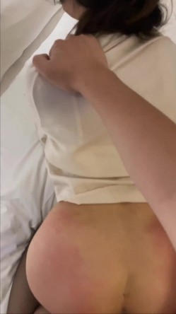 泄密流出某大神玩弄两个云南哈尼族黎族小姐姐SM捆绑飘窗对着大街啪啪舔脚吞精敷面膜 截图1