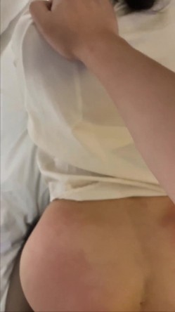 泄密流出某大神玩弄两个云南哈尼族黎族小姐姐SM捆绑飘窗对着大街啪啪舔脚吞精敷面膜 截图2