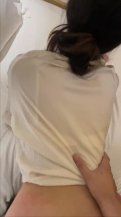 泄密流出某大神玩弄两个云南哈尼族黎族小姐姐SM捆绑飘窗对着大街啪啪舔脚吞精敷面膜 截图3