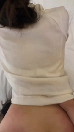 泄密流出某大神玩弄两个云南哈尼族黎族小姐姐SM捆绑飘窗对着大街啪啪舔脚吞精敷面膜 截图5