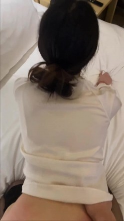 泄密流出某大神玩弄两个云南哈尼族黎族小姐姐SM捆绑飘窗对着大街啪啪舔脚吞精敷面膜 截图8