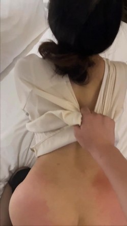 泄密流出某大神玩弄两个云南哈尼族黎族小姐姐SM捆绑飘窗对着大街啪啪舔脚吞精敷面膜 截图11