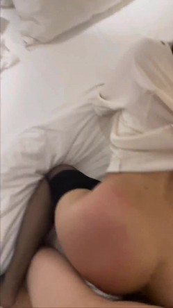 泄密流出某大神玩弄两个云南哈尼族黎族小姐姐SM捆绑飘窗对着大街啪啪舔脚吞精敷面膜 截图13