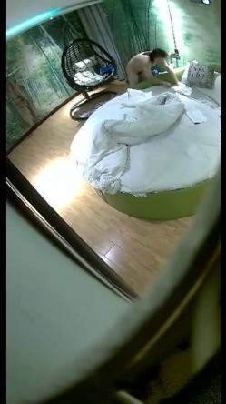 酒店摄像头破解 少妇开了一个情趣房 相好放她鸽子不来了 一个人是又摸又抠的忙的不亦乐乎 截图4