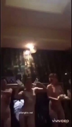 大开眼界 淫乱KTV！酒吧KTV坐台全裸淫乱 摸奶舔鸡，有钱就是好，在外高高在上的女神 也要为你 截图1