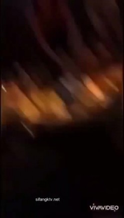 大开眼界 淫乱KTV！酒吧KTV坐台全裸淫乱 摸奶舔鸡，有钱就是好，在外高高在上的女神 也要为你 截图2