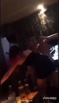 大开眼界 淫乱KTV！酒吧KTV坐台全裸淫乱 摸奶舔鸡，有钱就是好，在外高高在上的女神 也要为你 截图5