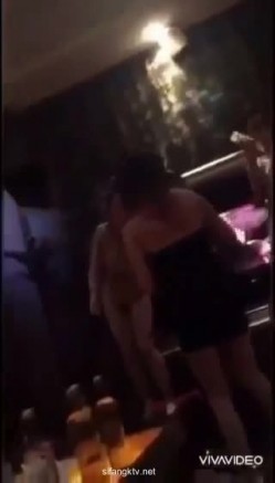 大开眼界 淫乱KTV！酒吧KTV坐台全裸淫乱 摸奶舔鸡，有钱就是好，在外高高在上的女神 也要为你 截图6