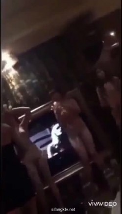 大开眼界 淫乱KTV！酒吧KTV坐台全裸淫乱 摸奶舔鸡，有钱就是好，在外高高在上的女神 也要为你 截图9