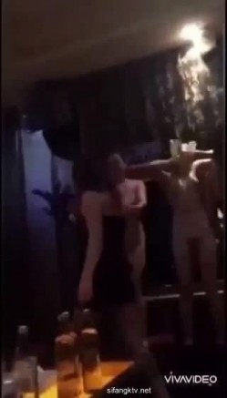 大开眼界 淫乱KTV！酒吧KTV坐台全裸淫乱 摸奶舔鸡，有钱就是好，在外高高在上的女神 也要为你 截图12