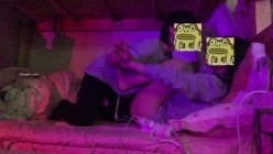云盘高质泄密！青春学生百合情侣各种日常淫乱自拍，假小子除了没有老二其它完全男性化，啪啪手法娴熟 截图16