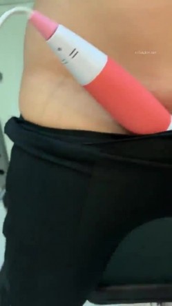 真枪实弹折磨女奴！推特重度虐女金主【迈克大师】饲养多位性奴开发私拍，操够了各种花样 截图12