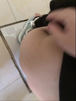 推特万众瞩目网红露出调教天花板【J神】私拍第十一弹~粉屄女神露出群P双洞开发灌肠各种无底线玩弄 截图12
