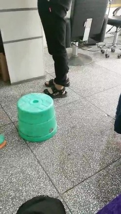 风骚的理发店老板娘，趁店里没人对着门口撩边上小哥大鸡巴，撅着屁股抽插爆草真刺激，小黑屋全裸爆草呻吟 截图1